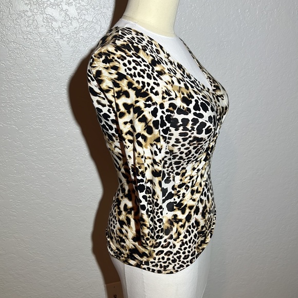 Cable & Gauge | Leopard Print Fitted Wrap Top - Picture 9 of 10